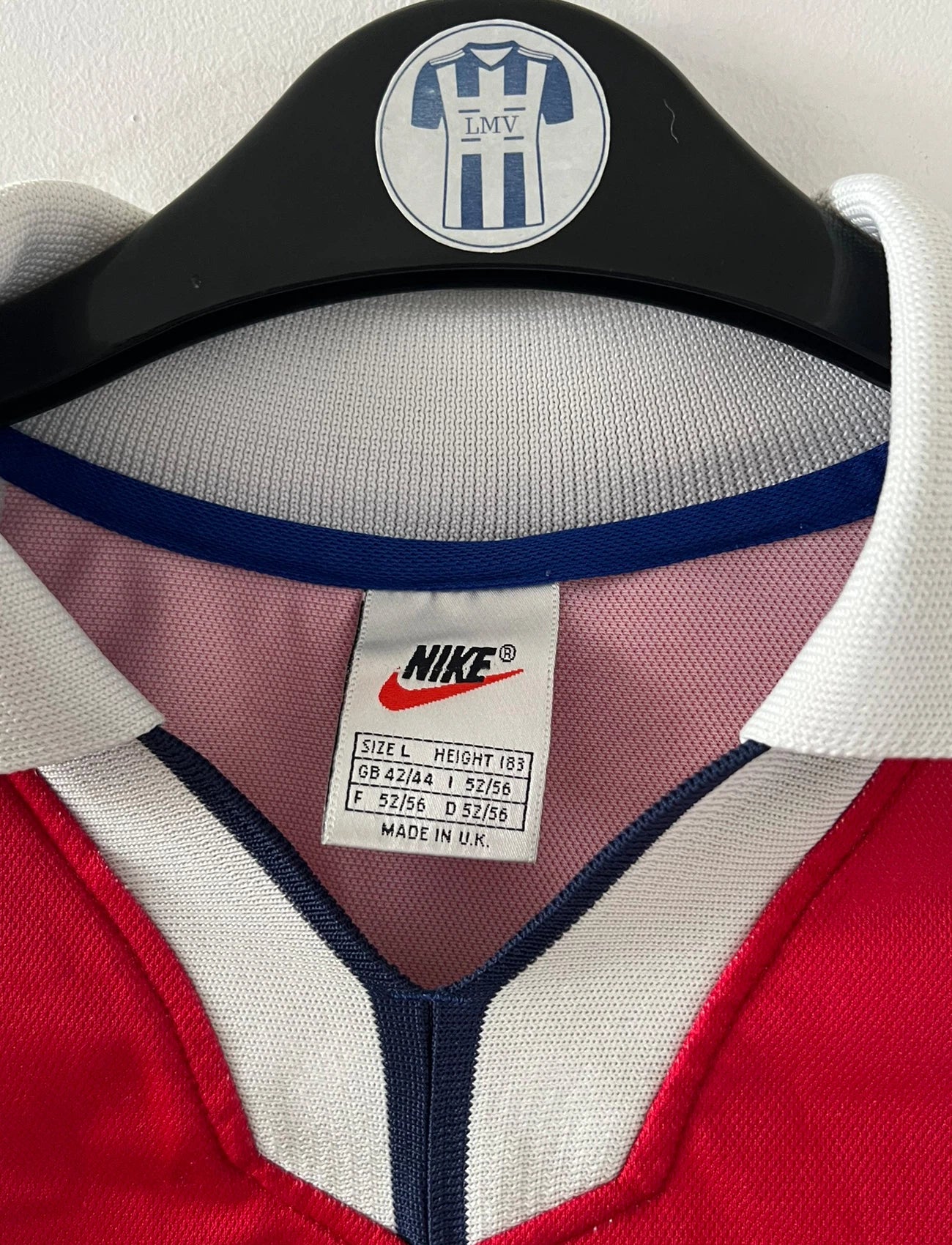 Maillot de foot vintage domicile du PSG de la saison 1997/1998. On peut retrouver l'équipementier Nike et le sponsor Opel. Il s'agit d'un maillot authentique d'époque.