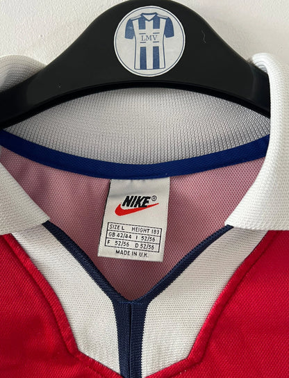 Maillot de foot vintage domicile du PSG de la saison 1997/1998. On peut retrouver l'équipementier Nike et le sponsor Opel. Il s'agit d'un maillot authentique d'époque.