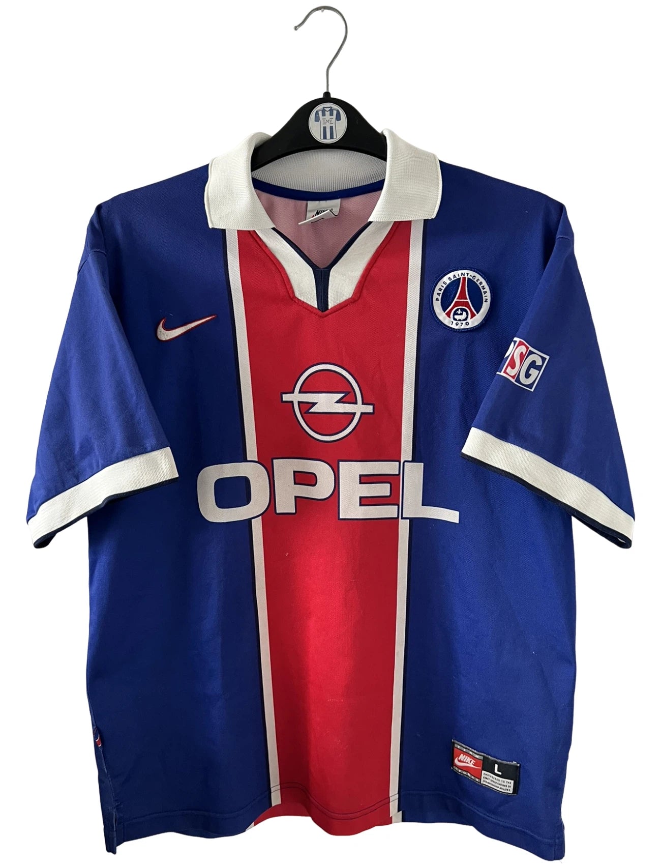 Maillot de foot vintage domicile du PSG de la saison 1997/1998. On peut retrouver l'équipementier Nike et le sponsor Opel. Il s'agit d'un maillot authentique d'époque.