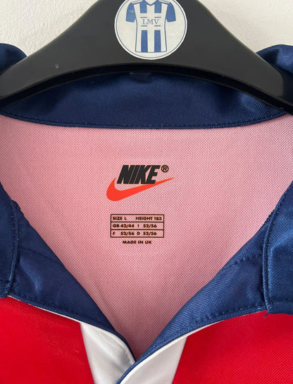 Maillot de foot vintage domicile bleu avec la bande hechter du PSG de la saison 1998/1999. On peut retrouver l'équipementier Nike et le sponsor Opel. Il s'agit d'un maillot authentique d'époque.