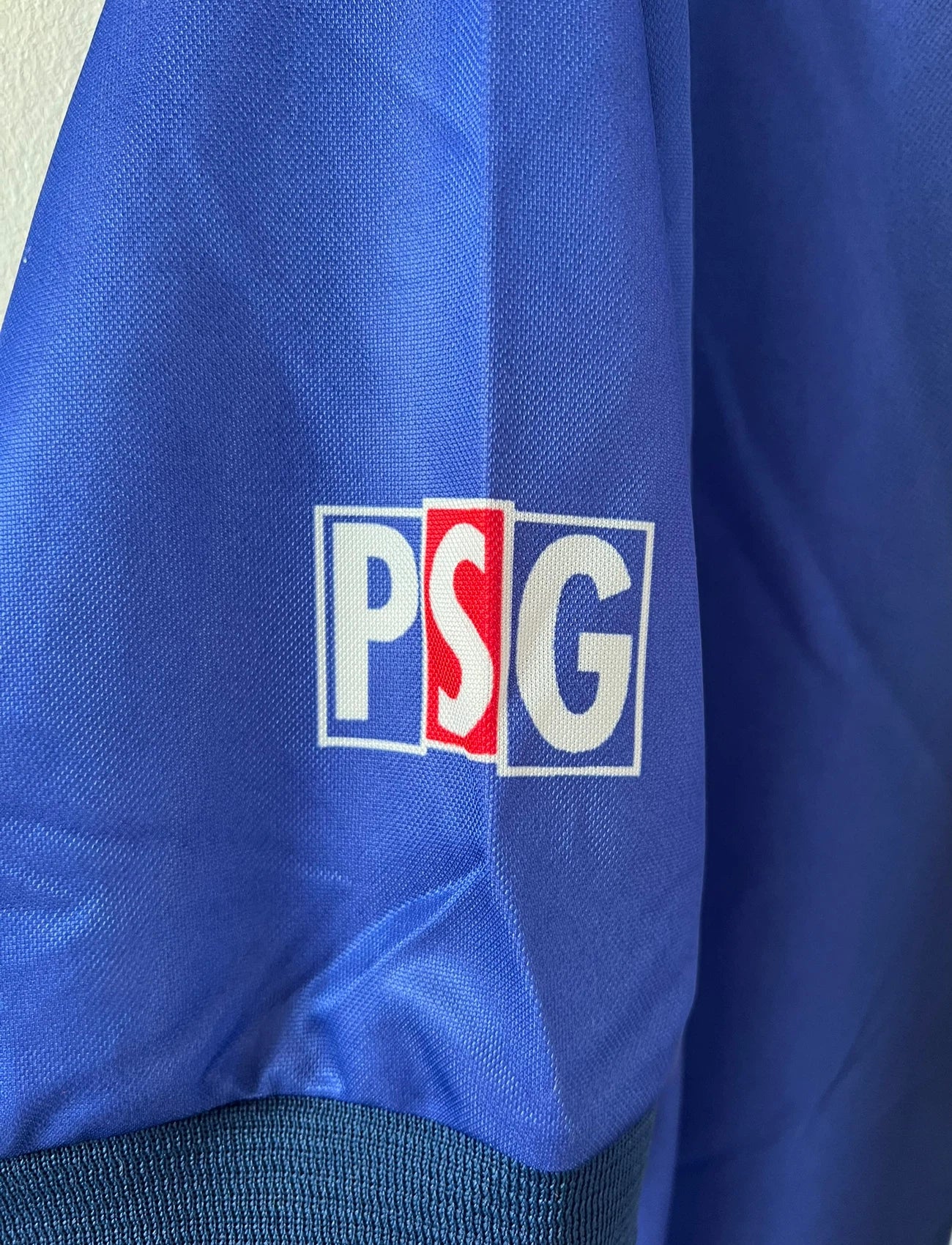 Maillot de foot vintage domicile bleu avec la bande hechter du PSG de la saison 1998/1999. On peut retrouver l'équipementier Nike et le sponsor Opel. Il s'agit d'un maillot authentique d'époque.