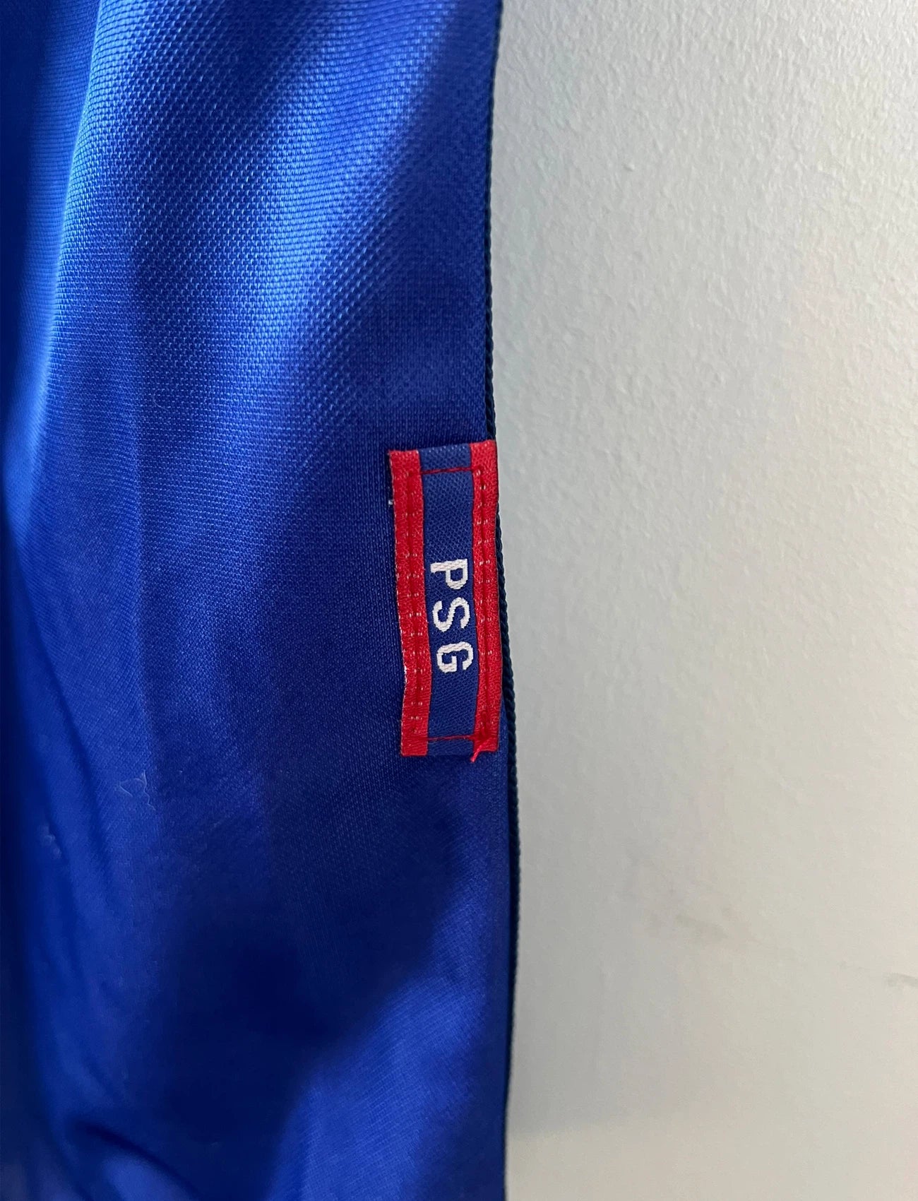 Maillot de foot vintage domicile bleu avec la bande hechter du PSG de la saison 1998/1999. On peut retrouver l'équipementier Nike et le sponsor Opel. Il s'agit d'un maillot authentique d'époque.