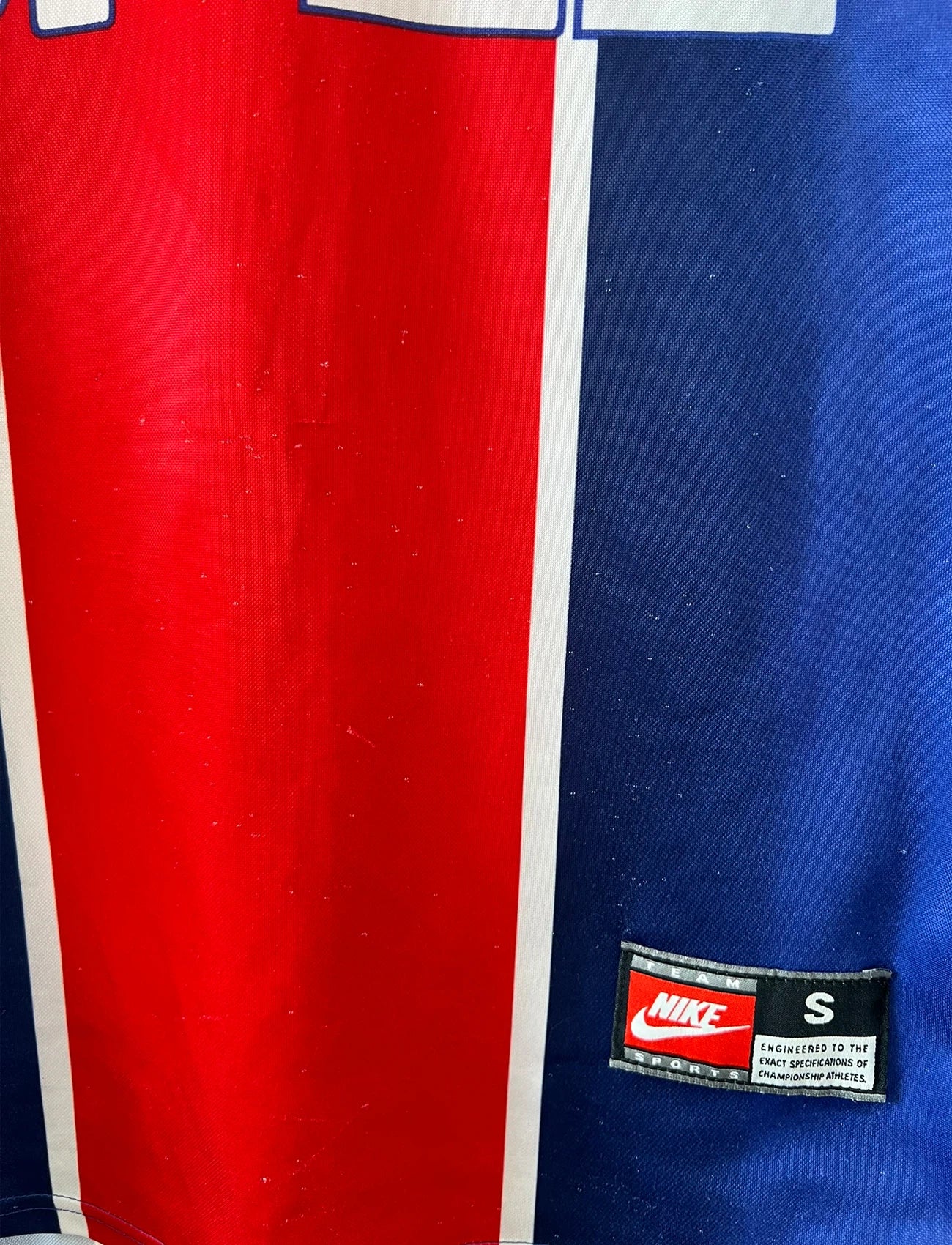 Maillot de foot vintage domicile rouge et bleu du PSG 1998/1999. On peut retrouver l'équipementier Nike et le sponsor OPEL. Il s'agit d'un maillot authentique d'époque.