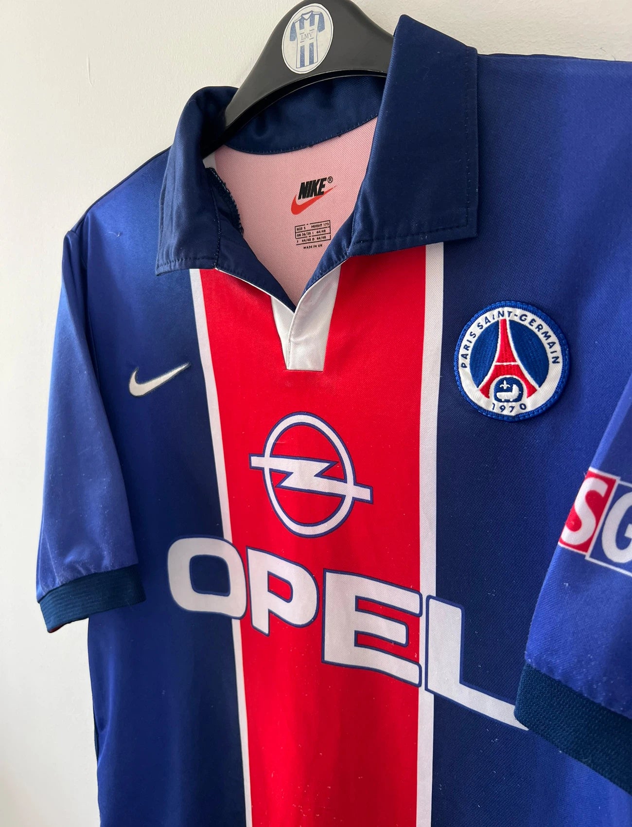 Maillot de foot vintage domicile rouge et bleu du PSG 1998/1999. On peut retrouver l'équipementier Nike et le sponsor OPEL. Il s'agit d'un maillot authentique d'époque.