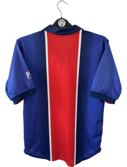 Maillot de foot vintage domicile rouge et bleu du PSG 1998/1999. On peut retrouver l'équipementier Nike et le sponsor OPEL. Il s'agit d'un maillot authentique d'époque.