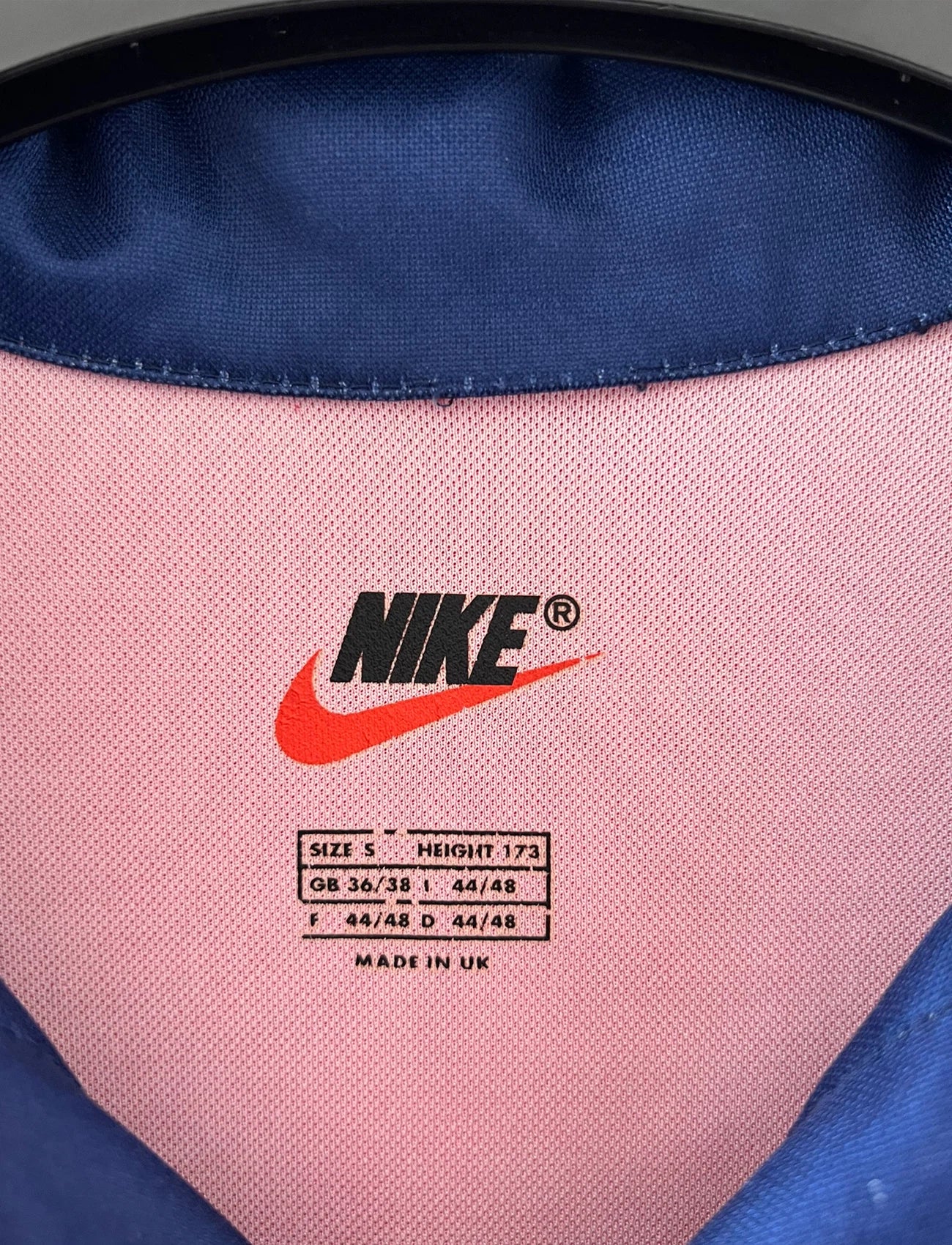Maillot de foot vintage domicile rouge et bleu du PSG 1998/1999. On peut retrouver l'équipementier Nike et le sponsor OPEL. Il s'agit d'un maillot authentique d'époque.
