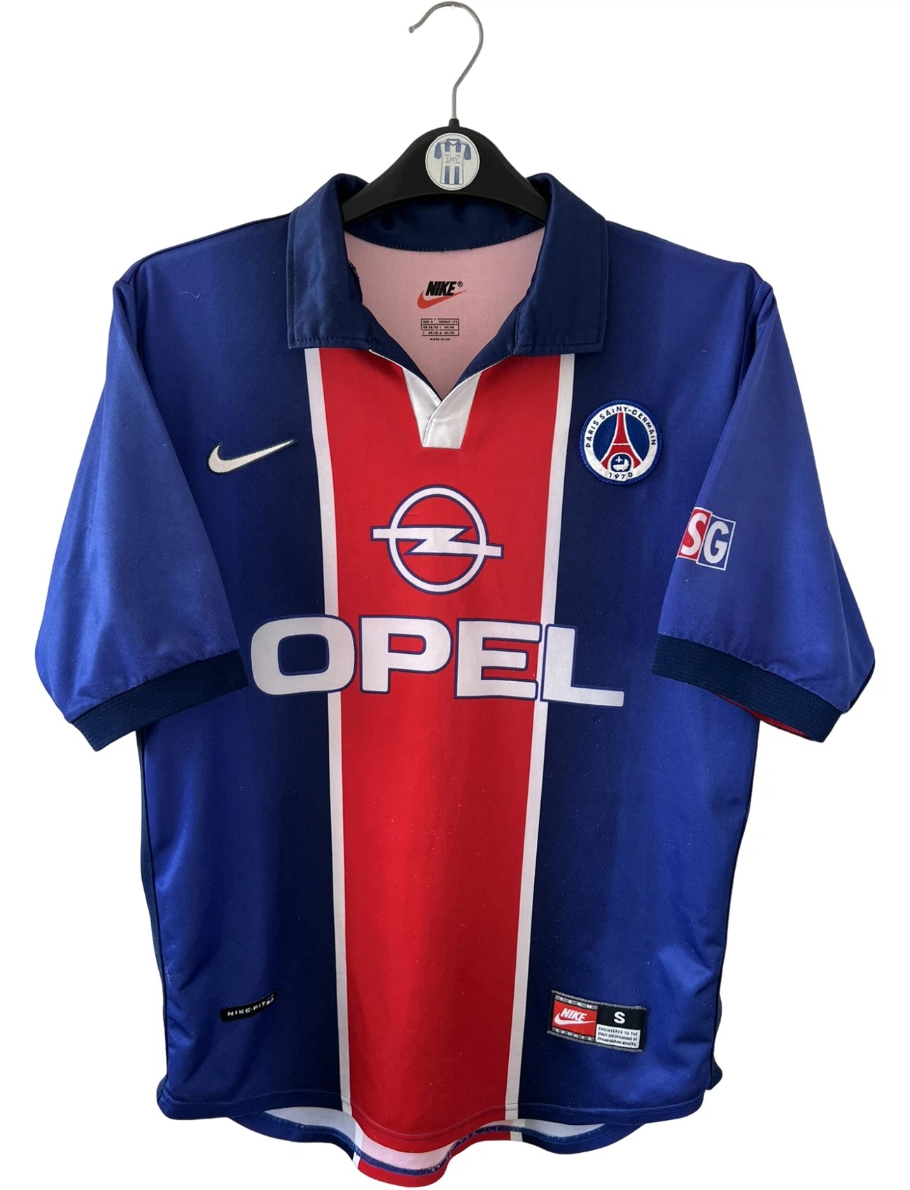 Maillot de foot vintage domicile rouge et bleu du PSG 1998/1999. On peut retrouver l'équipementier Nike et le sponsor OPEL. Il s'agit d'un maillot authentique d'époque.