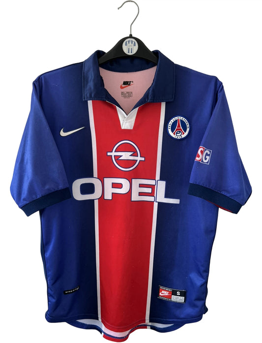 Maillot de foot vintage domicile rouge et bleu du PSG 1998/1999. On peut retrouver l'équipementier Nike et le sponsor OPEL. Il s'agit d'un maillot authentique d'époque.