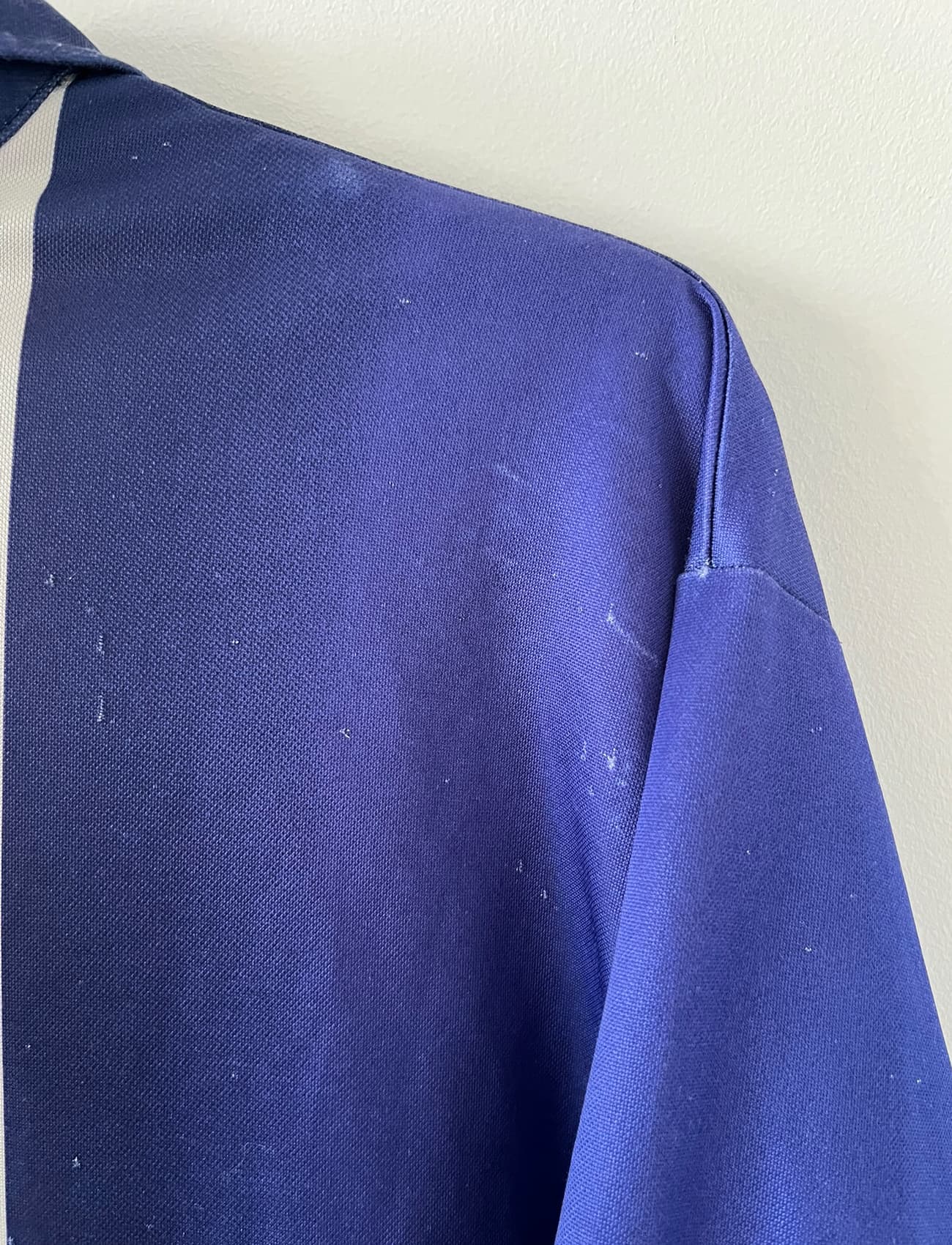 Maillot de foot vintage domicile bleu et rouge du PSG 1998/1999. On peut retrouver l'équipementier Nike et le sponsor Opel. Il s'agit d'un maillot authentique d'époque.