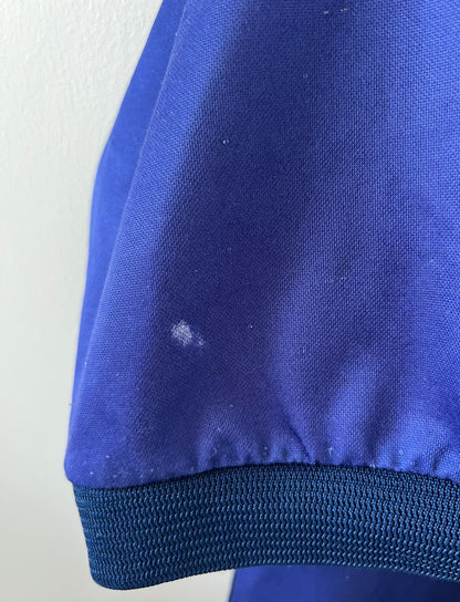 Maillot de foot vintage domicile bleu et rouge du PSG 1998/1999. On peut retrouver l'équipementier Nike et le sponsor Opel. Il s'agit d'un maillot authentique d'époque.