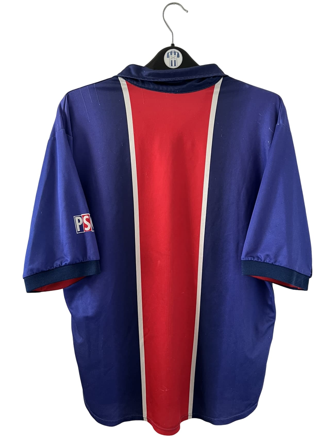 Maillot de foot vintage domicile bleu et rouge du PSG 1998/1999. On peut retrouver l'équipementier Nike et le sponsor Opel. Il s'agit d'un maillot authentique d'époque.
