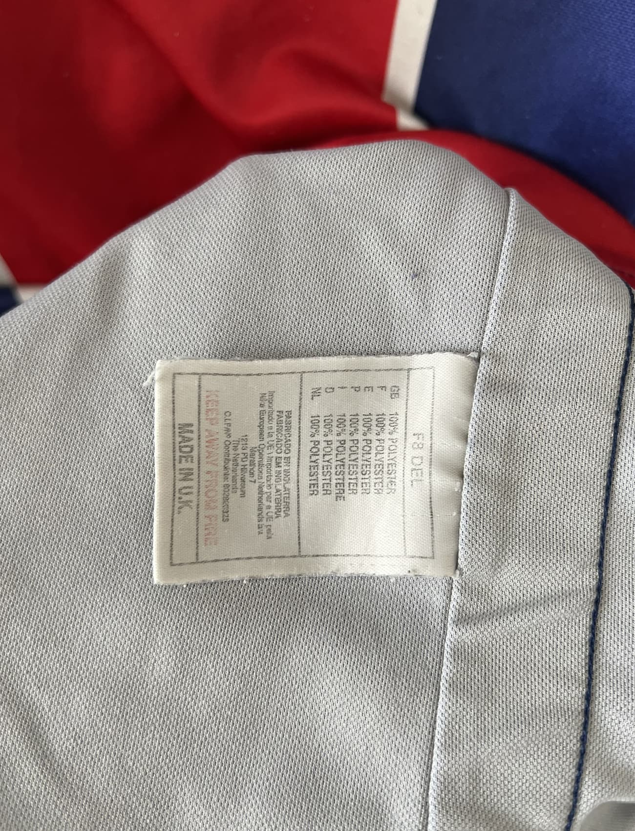 Maillot de foot vintage domicile bleu et rouge du PSG 1998/1999. On peut retrouver l'équipementier Nike et le sponsor Opel. Il s'agit d'un maillot authentique d'époque.