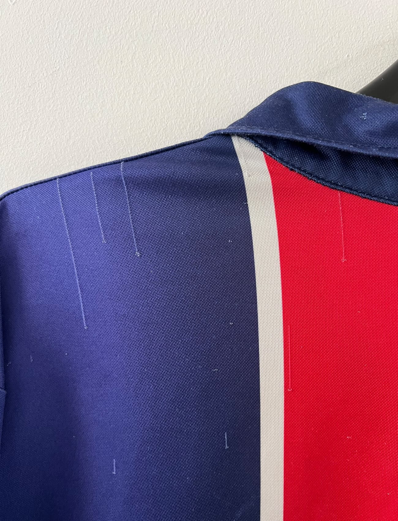Maillot de foot vintage domicile bleu et rouge du PSG 1998/1999. On peut retrouver l'équipementier Nike et le sponsor Opel. Il s'agit d'un maillot authentique d'époque.