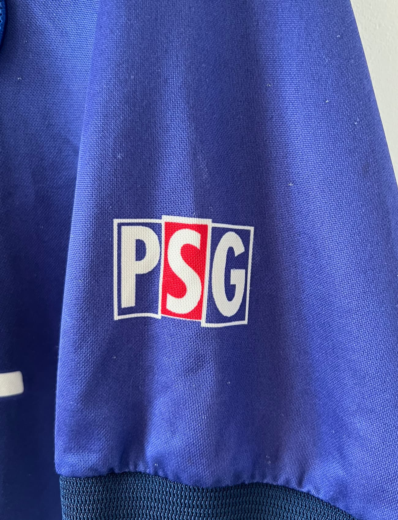 Maillot de foot vintage domicile bleu et rouge du PSG 1998/1999. On peut retrouver l'équipementier Nike et le sponsor Opel. Il s'agit d'un maillot authentique d'époque.