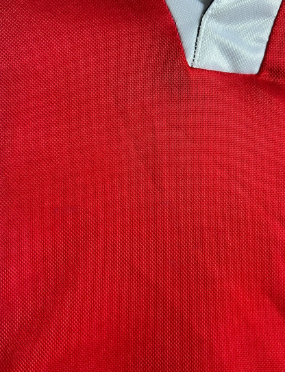 Maillot de foot vintage domicile bleu et rouge du PSG de la saison 1998/1999. On peut retrouver l'équipementier Nike. Il s'agit d'un maillot authentique d'époque version manches longues issu du stock pro du PSG