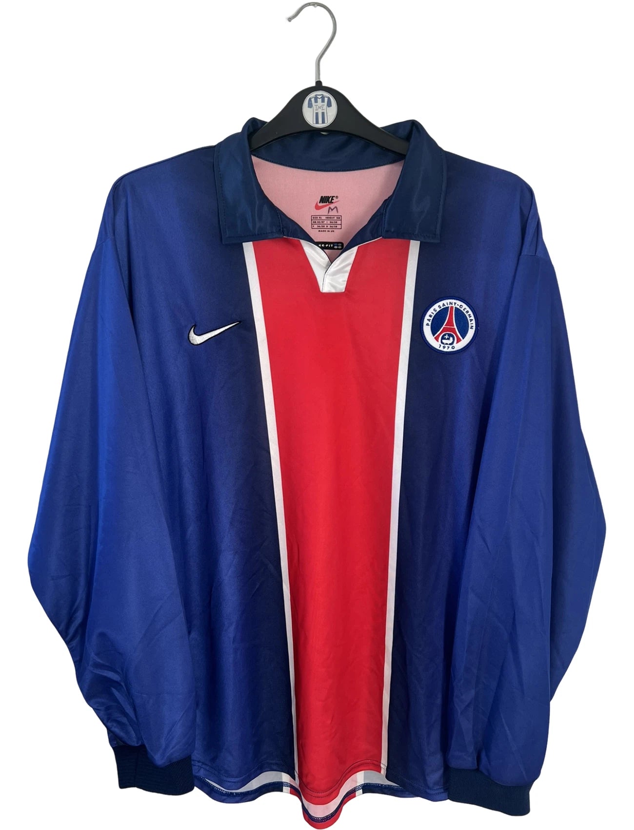 Maillot de foot vintage domicile bleu et rouge du PSG de la saison 1998/1999. On peut retrouver l'équipementier Nike. Il s'agit d'un maillot authentique d'époque version manches longues issu du stock pro du PSG