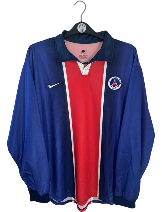 Maillot de foot vintage domicile bleu et rouge du PSG de la saison 1998/1999. On peut retrouver l'équipementier Nike. Il s'agit d'un maillot authentique d'époque version manches longues issu du stock pro du PSG