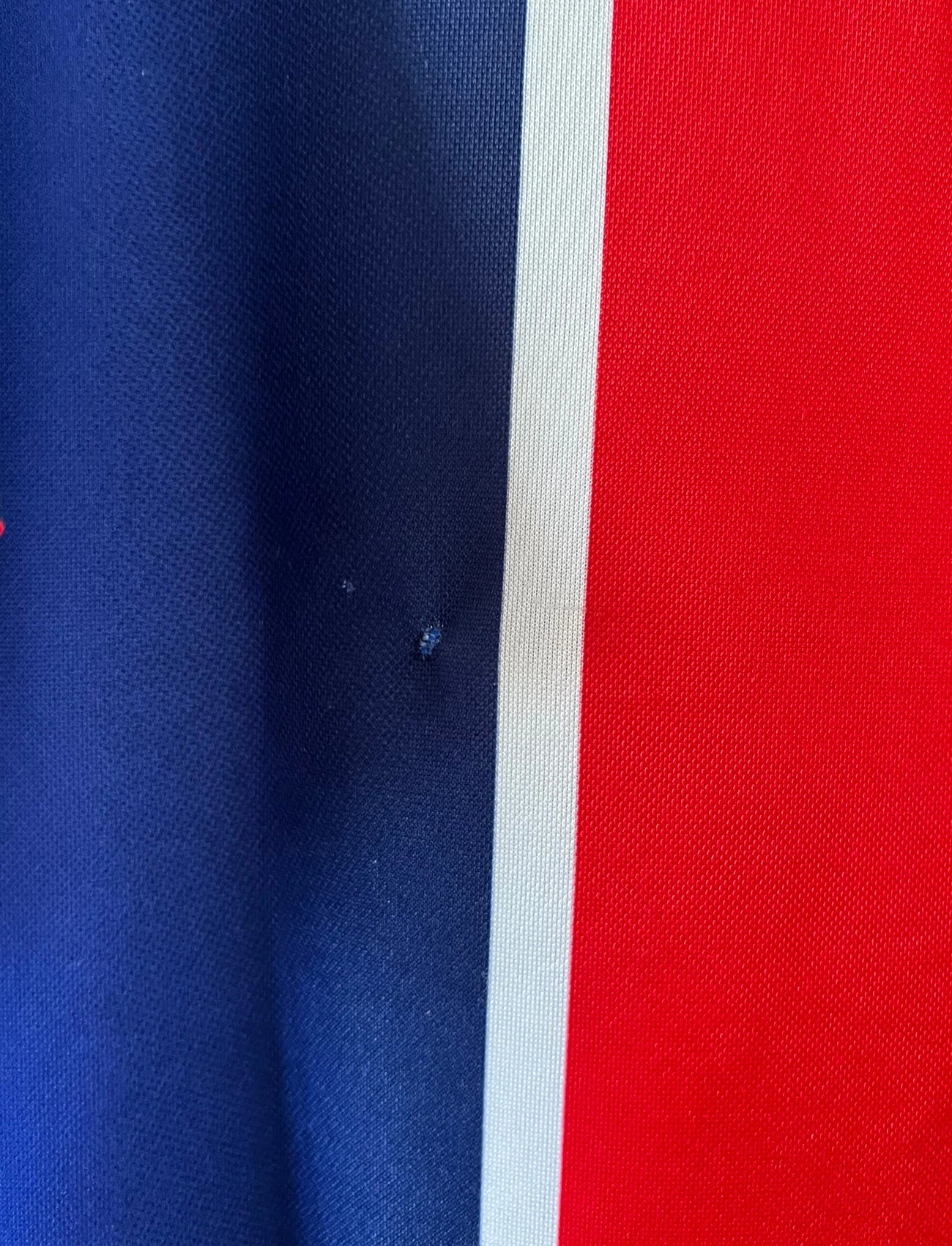 Maillot de foot vintage domicile bleu et rouge du PSG 1998/1999. On peut retrouver l'équipementier Nike et le sponsor Opel. Il s'agit d'un maillot authentique d'époque.