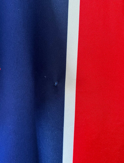 Maillot de foot vintage domicile bleu et rouge du PSG 1998/1999. On peut retrouver l'équipementier Nike et le sponsor Opel. Il s'agit d'un maillot authentique d'époque.
