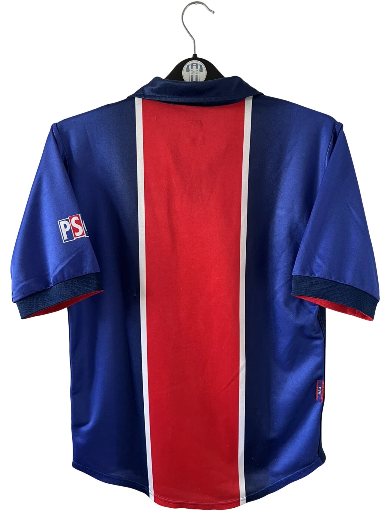 Maillot de foot vintage domicile bleu et rouge du PSG 1998/1999. On peut retrouver l'équipementier Nike et le sponsor Opel. Il s'agit d'un maillot authentique d'époque.