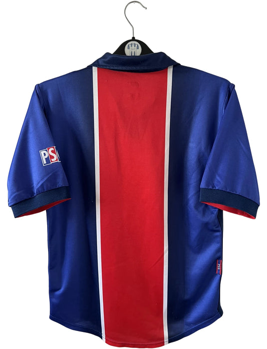 Maillot de foot vintage domicile bleu et rouge du PSG 1998/1999. On peut retrouver l'équipementier Nike et le sponsor Opel. Il s'agit d'un maillot authentique d'époque.