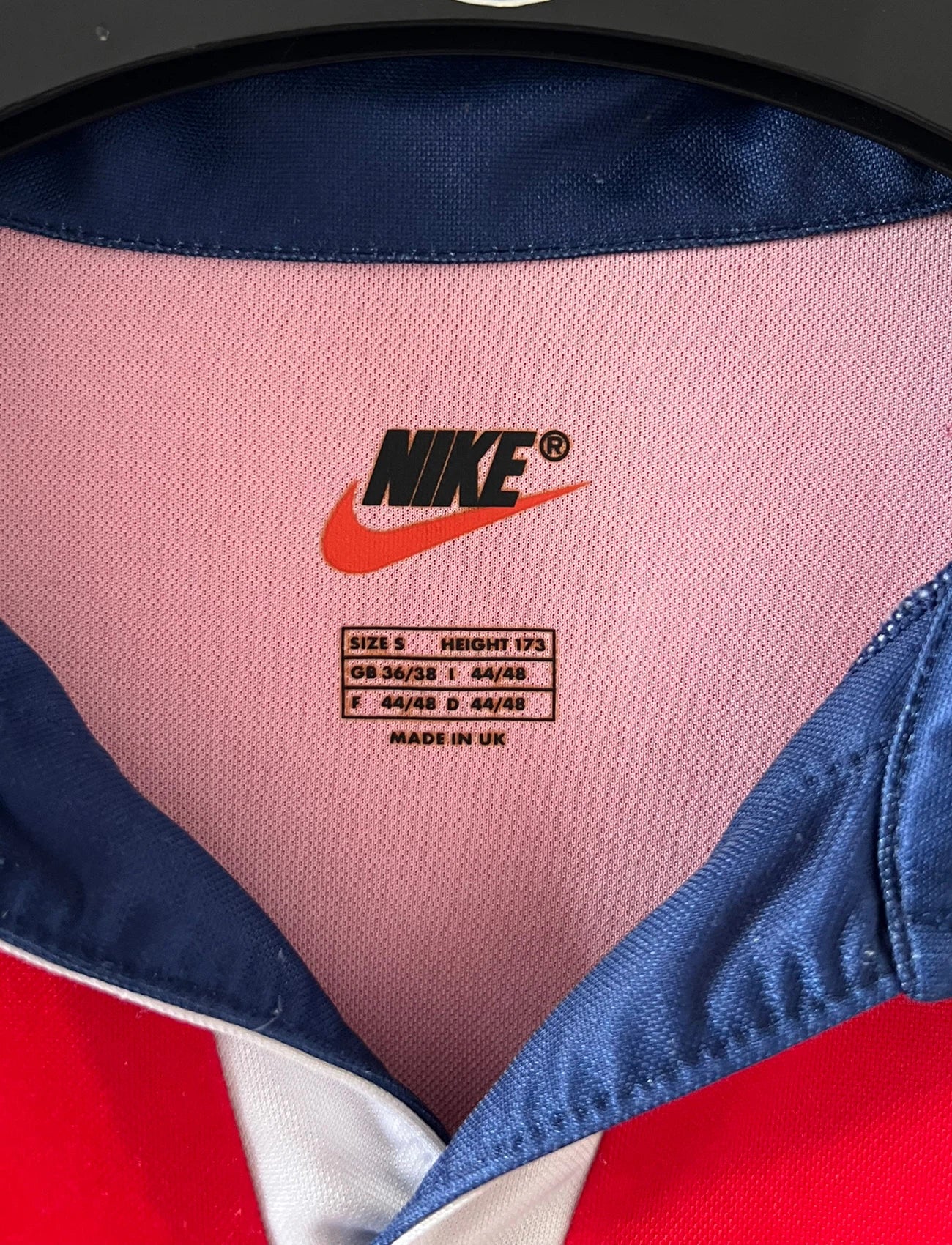 Maillot de foot vintage domicile bleu et rouge du PSG 1998/1999. On peut retrouver l'équipementier Nike et le sponsor Opel. Il s'agit d'un maillot authentique d'époque.