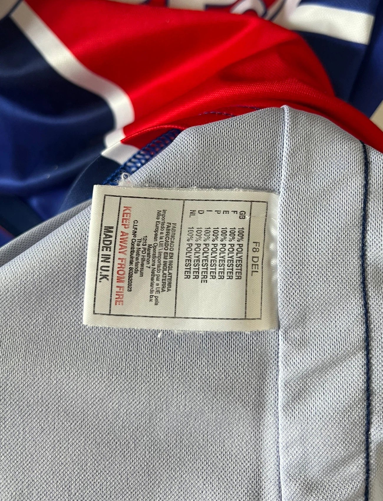 Maillot de foot vintage domicile bleu et rouge du PSG 1998/1999. On peut retrouver l'équipementier Nike et le sponsor Opel. Il s'agit d'un maillot authentique d'époque.