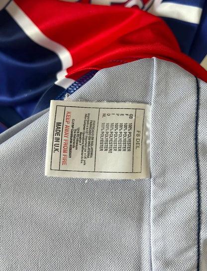 Maillot de foot vintage domicile bleu et rouge du PSG 1998/1999. On peut retrouver l'équipementier Nike et le sponsor Opel. Il s'agit d'un maillot authentique d'époque.