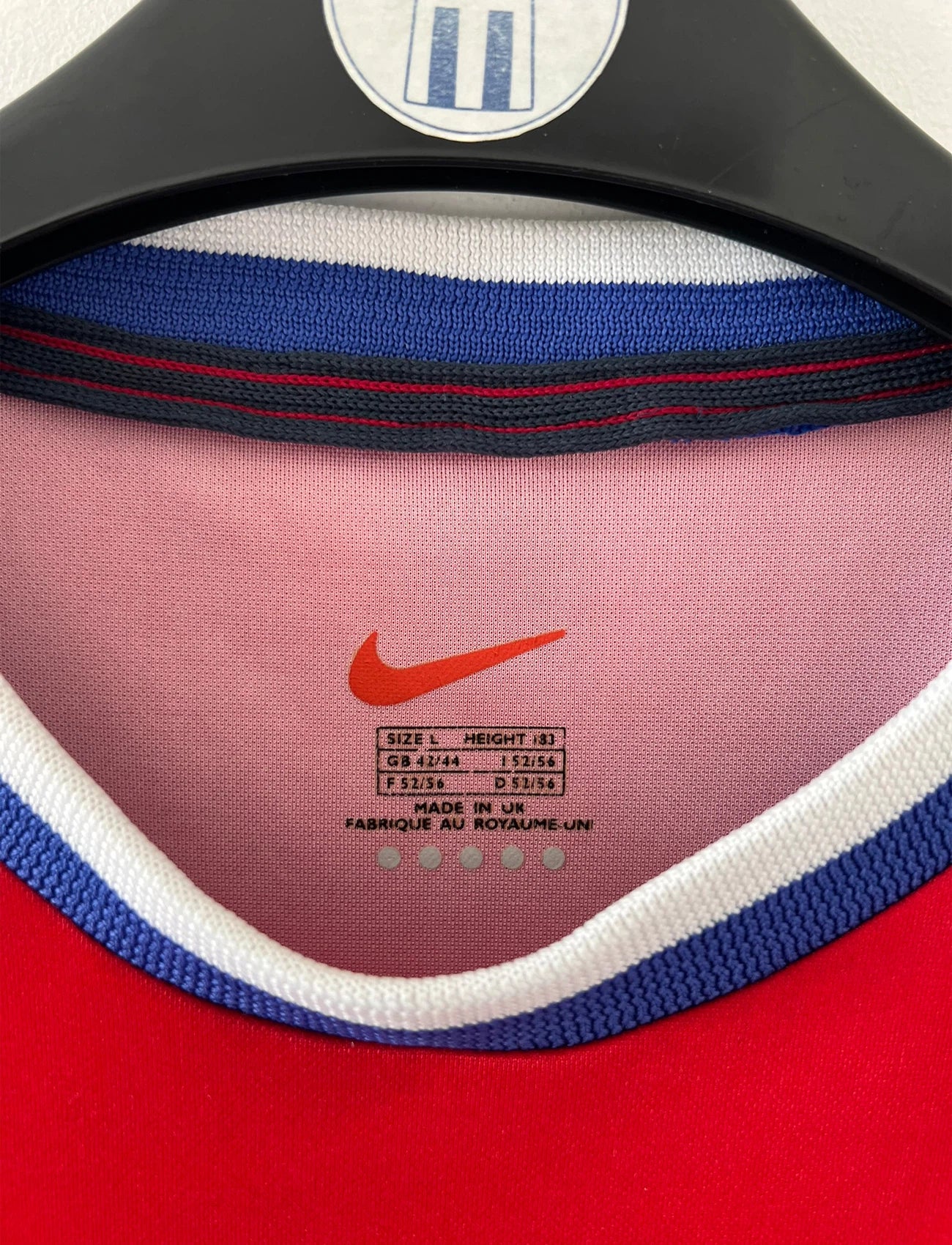 Maillot de foot vintage domicile bleu et rouge du PSG 1999/2000. On peut retrouver l'équipementier Nike et le sponsor Opel. Il s'agit d'un maillot authentique d'époque.