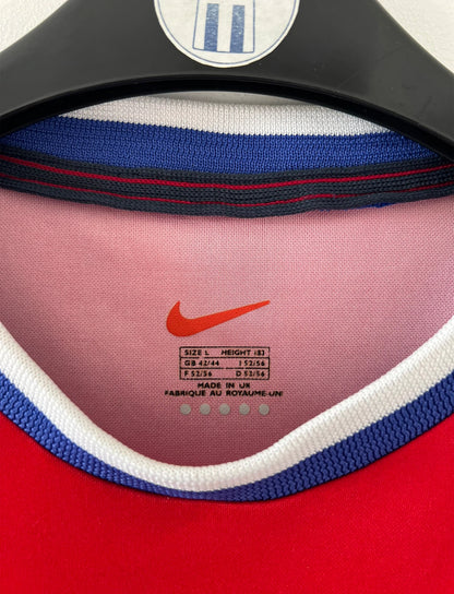 Maillot de foot vintage domicile bleu et rouge du PSG 1999/2000. On peut retrouver l'équipementier Nike et le sponsor Opel. Il s'agit d'un maillot authentique d'époque.