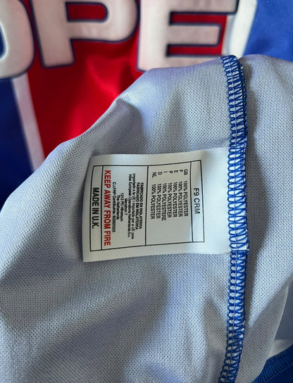 Maillot de foot vintage domicile rouge et bleu du PSG 1999/2000. On peut retrouver l'équipementier Nike et le sponsor OPEL. Il s'agit d'un maillot authentique d'époque.