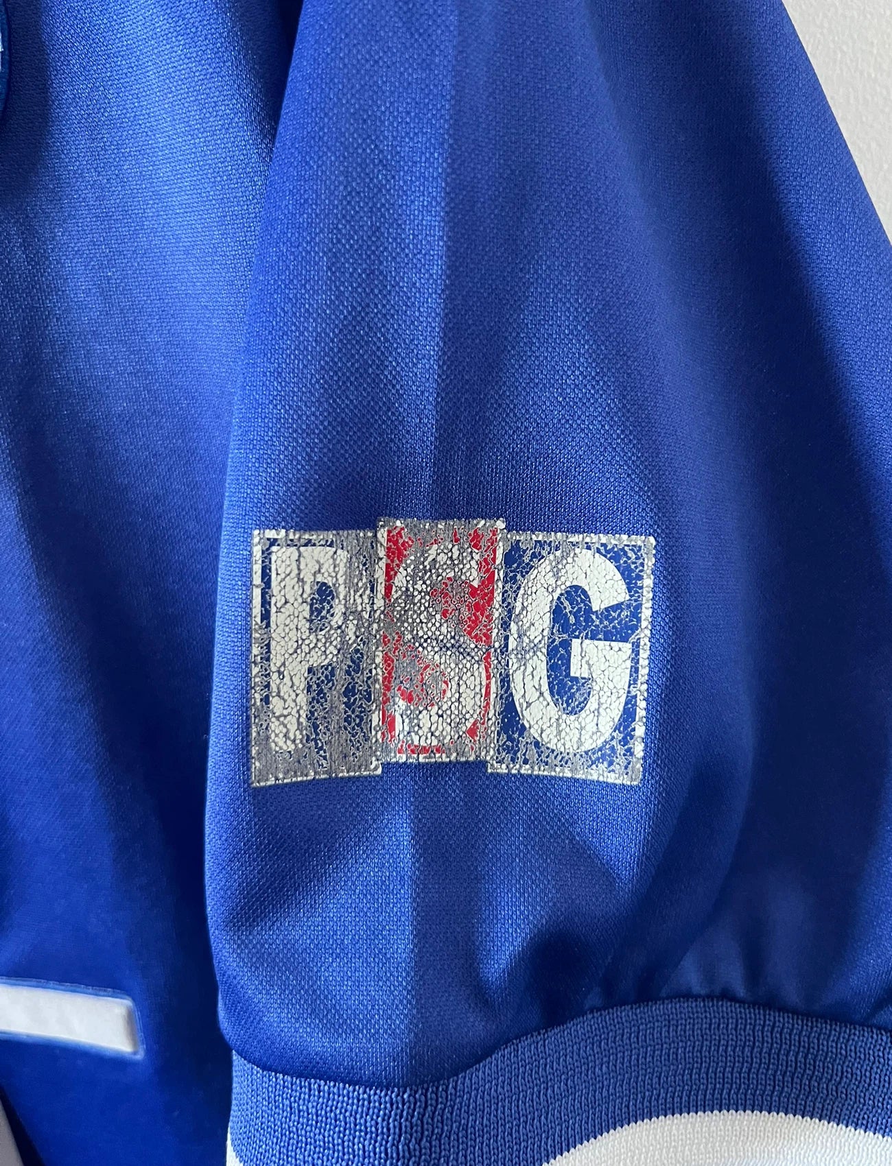 Maillot de foot vintage domicile rouge et bleu du PSG 1999/2000. On peut retrouver l'équipementier Nike et le sponsor OPEL. Il s'agit d'un maillot authentique d'époque.