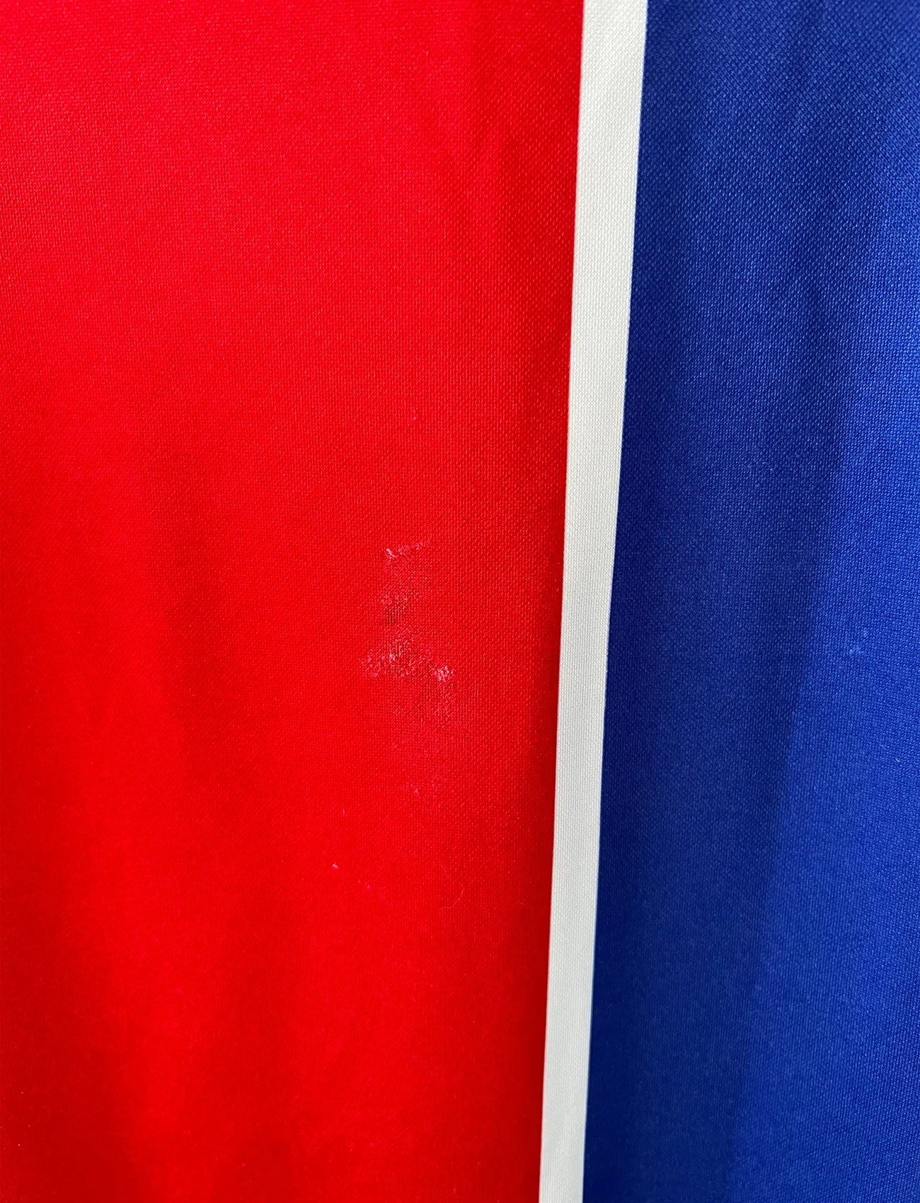 Maillot de foot vintage domicile bleu et rouge du PSG 1999/2000. On peut retrouver l'équipementier Nike et le sponsor Opel. Il s'agit d'un maillot authentique d'époque.
