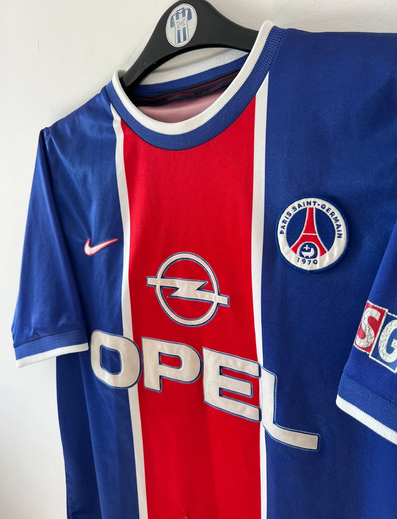 Maillot de foot vintage domicile du PSG 1999/2000. On peut retrouver l'équipementier Nike et le sponsor Opel. Il s'agit d'un maillot authentique d'époque.