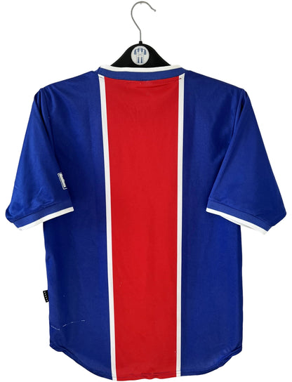Maillot de foot vintage domicile du PSG 1999/2000. On peut retrouver l'équipementier Nike et le sponsor Opel. Il s'agit d'un maillot authentique d'époque.
