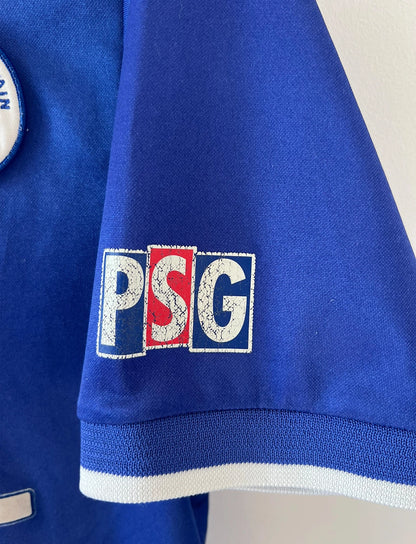 Maillot de foot vintage domicile du PSG 1999/2000. On peut retrouver l'équipementier Nike et le sponsor Opel. Il s'agit d'un maillot authentique d'époque.