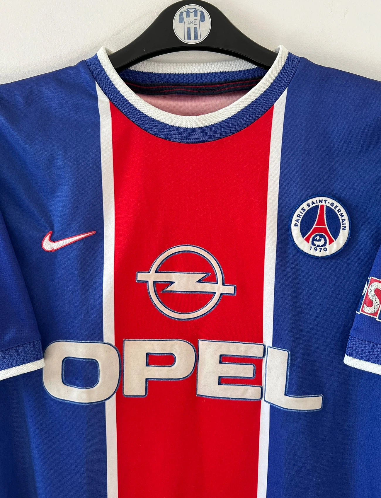 Maillot de foot vintage domicile du PSG 1999/2000. On peut retrouver l'équipementier Nike et le sponsor Opel. Il s'agit d'un maillot authentique d'époque.