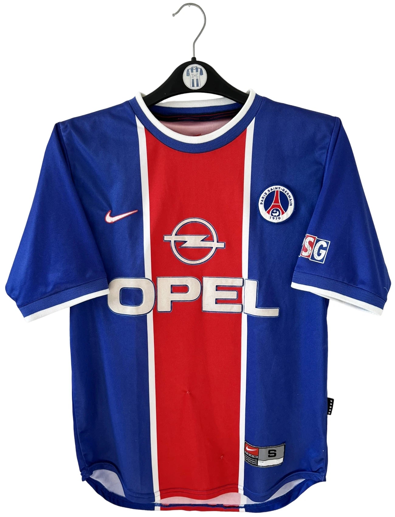 Maillot de foot vintage domicile du PSG 1999/2000. On peut retrouver l'équipementier Nike et le sponsor Opel. Il s'agit d'un maillot authentique d'époque.