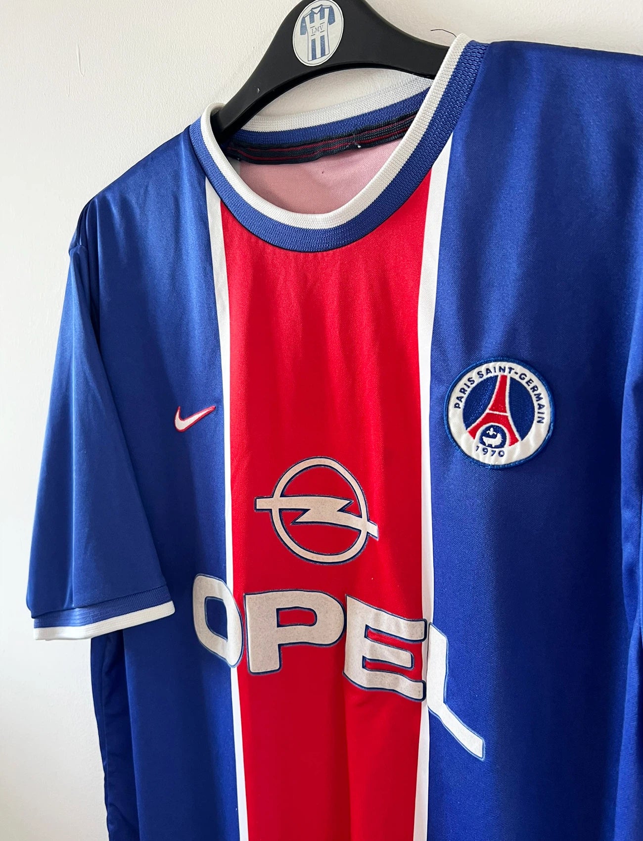 Maillot de foot vintage domicile du PSG 1999/2000. On peut retrouver l'équipementier Nike et le sponsor Opel. Il s'agit d'un maillot authentique d'époque.