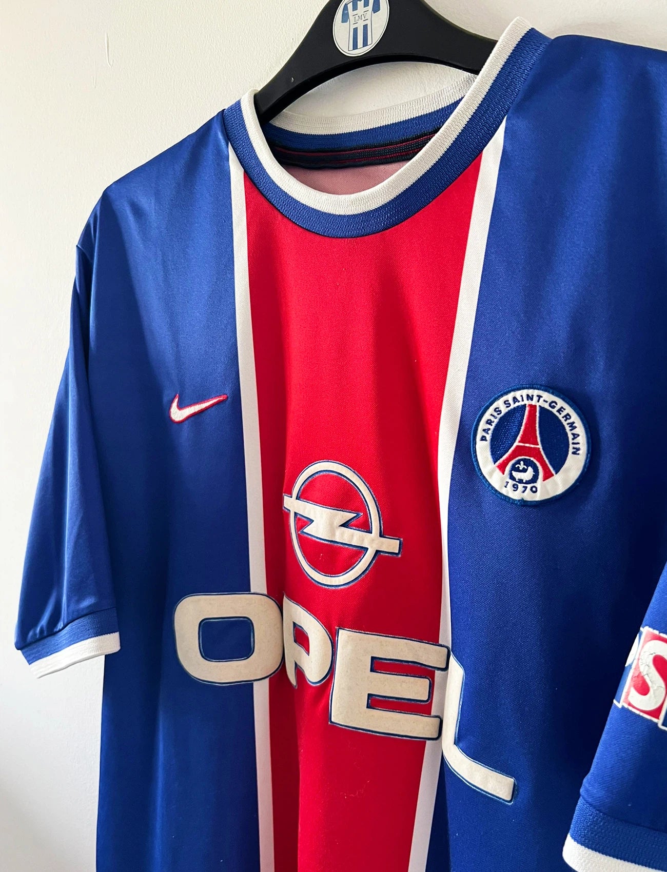 Maillot de foot vintage domicile du PSG 1999/2000. On peut retrouver l'équipementier Nike et le sponsor Opel. Il s'agit d'un maillot authentique d'époque.