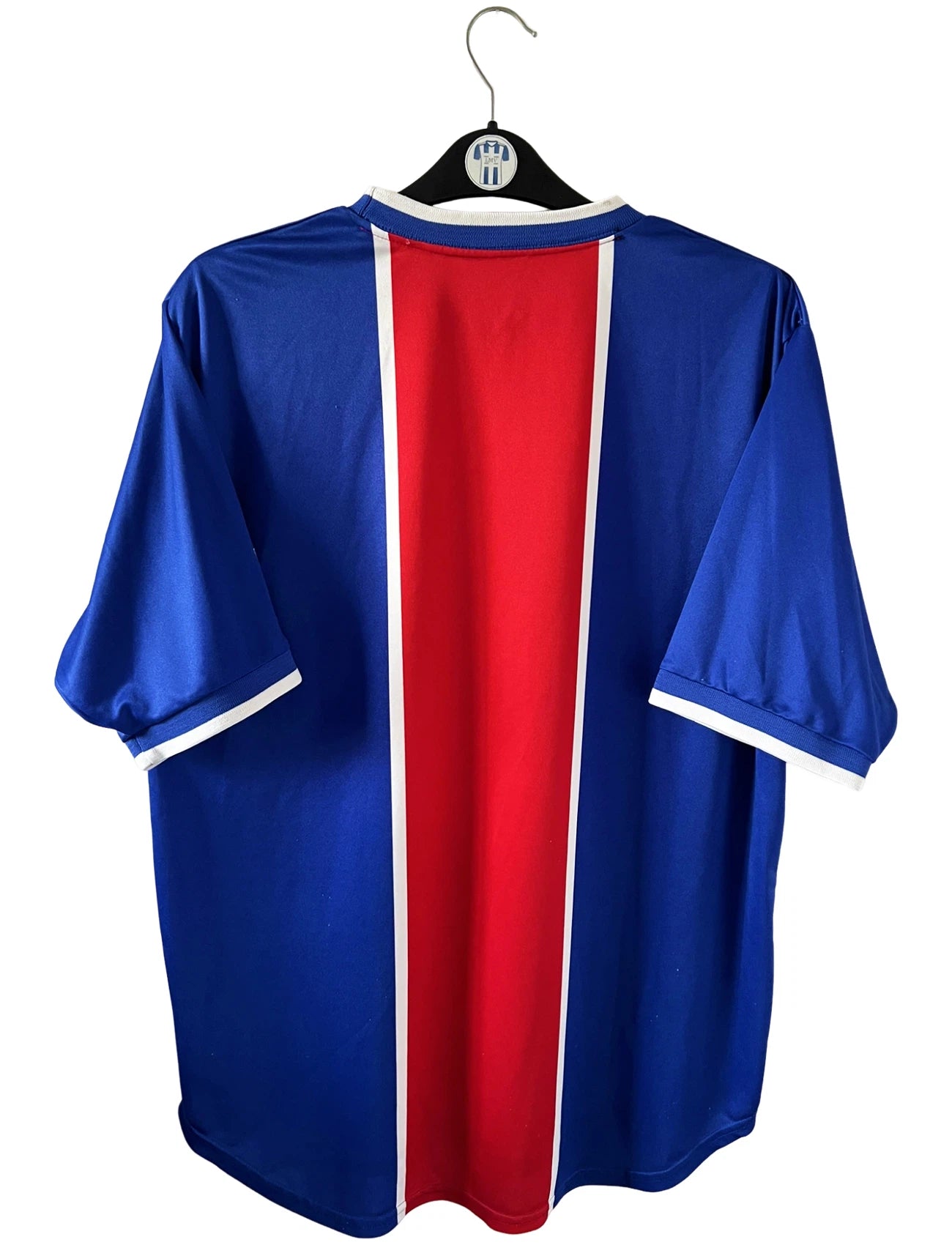 Maillot de foot vintage domicile du PSG 1999/2000. On peut retrouver l'équipementier Nike et le sponsor Opel. Il s'agit d'un maillot authentique d'époque.