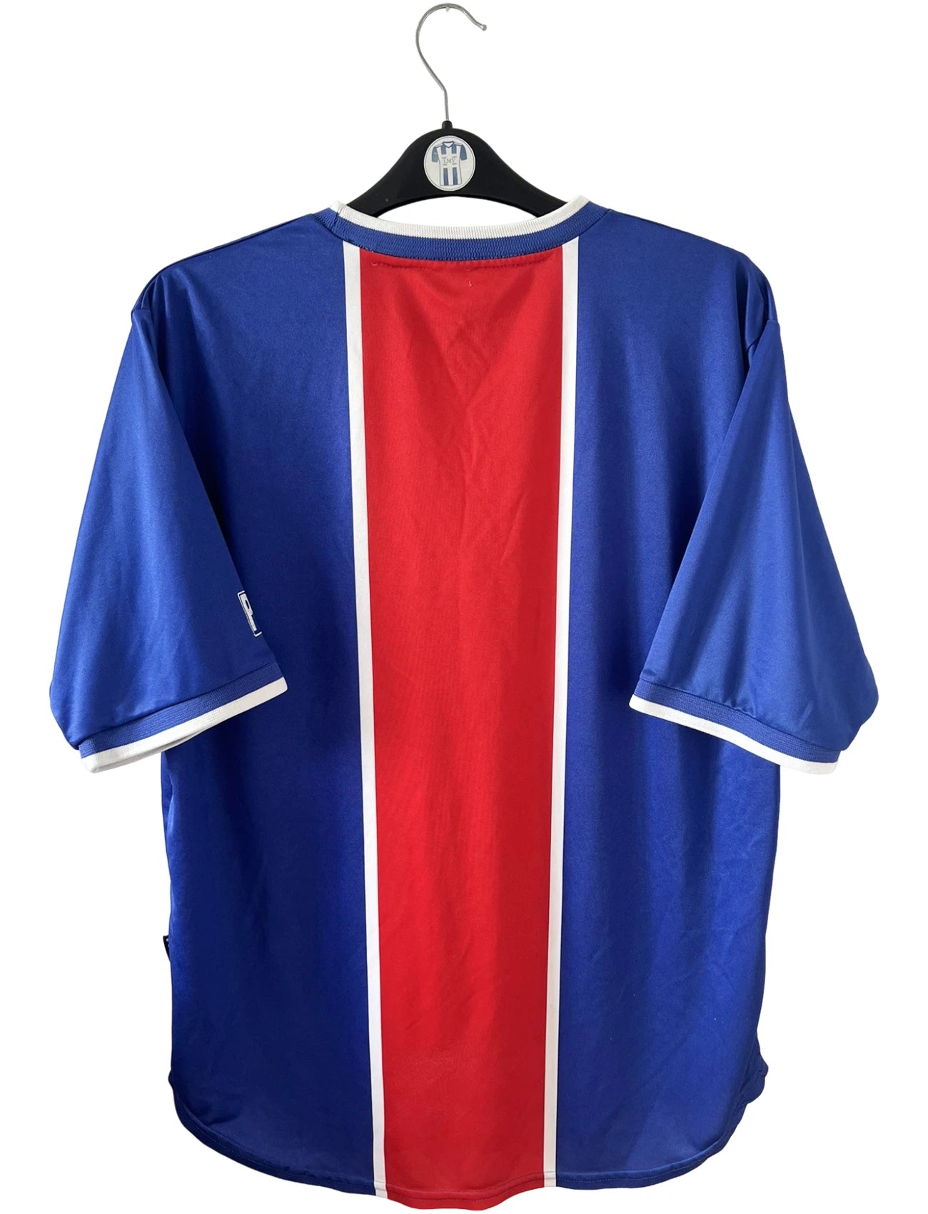 Maillot de foot vintage domicile du PSG 1999/2000. On peut retrouver l'équipementier Nike et le sponsor Opel. Il s'agit d'un maillot authentique d'époque.