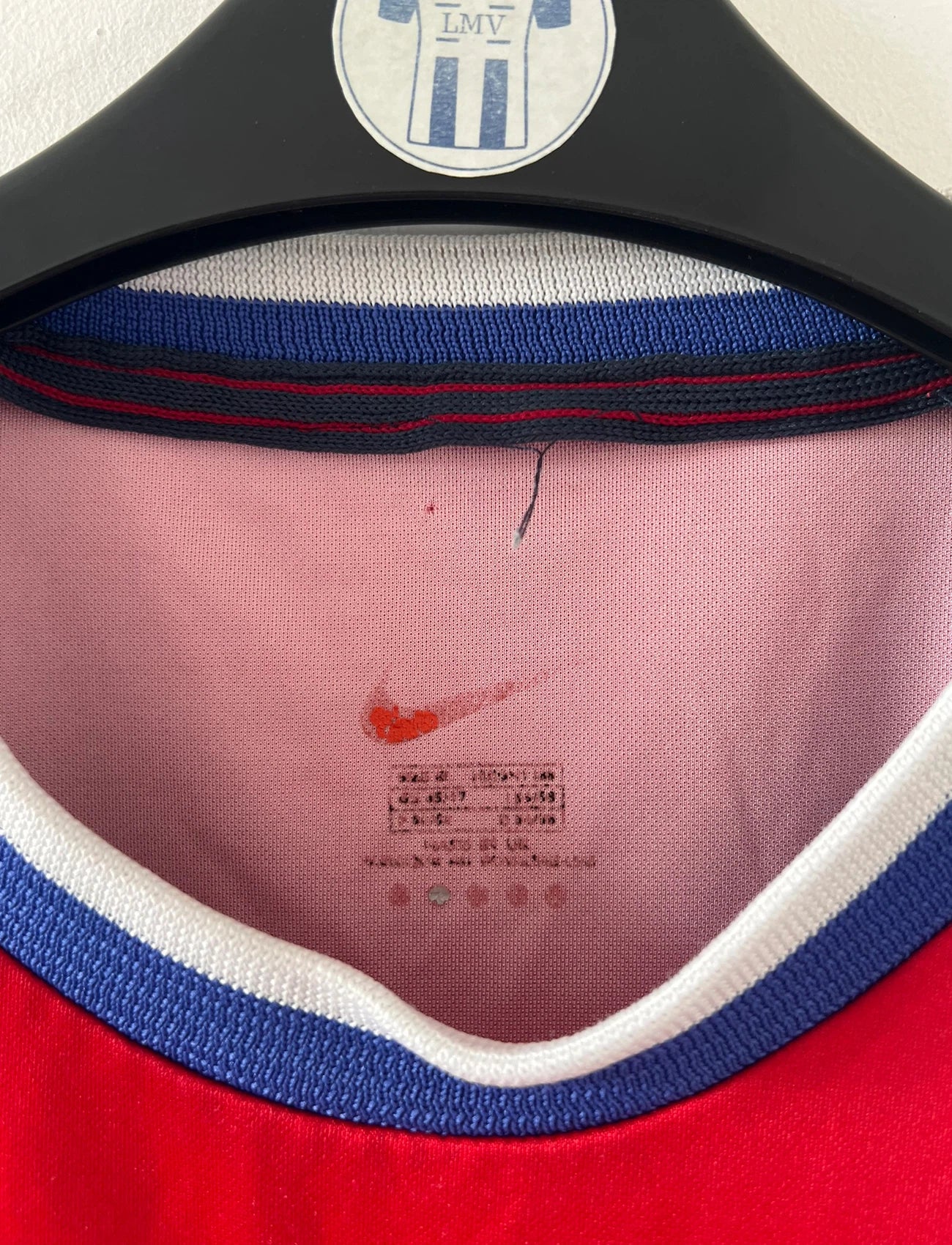 Maillot de foot vintage domicile du PSG 1999/2000. On peut retrouver l'équipementier Nike et le sponsor Opel. Il s'agit d'un maillot authentique d'époque.