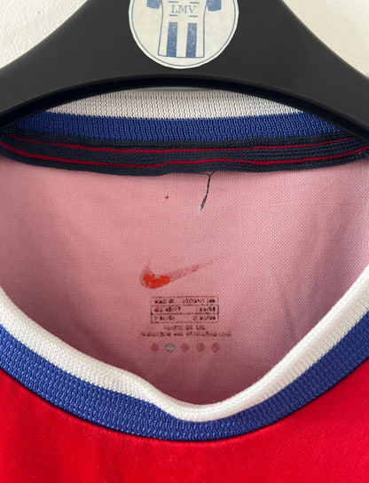 Maillot de foot vintage domicile du PSG 1999/2000. On peut retrouver l'équipementier Nike et le sponsor Opel. Il s'agit d'un maillot authentique d'époque.