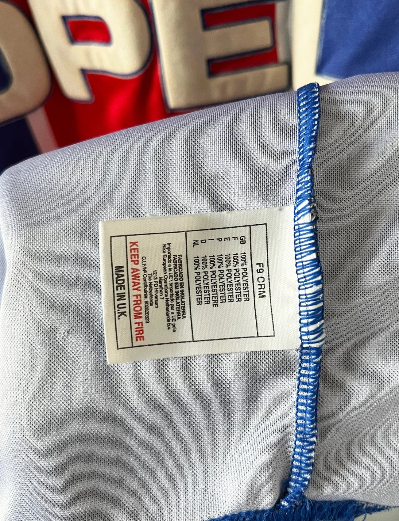 Maillot de foot vintage domicile du PSG 1999/2000. On peut retrouver l'équipementier Nike et le sponsor Opel. Il s'agit d'un maillot authentique d'époque.