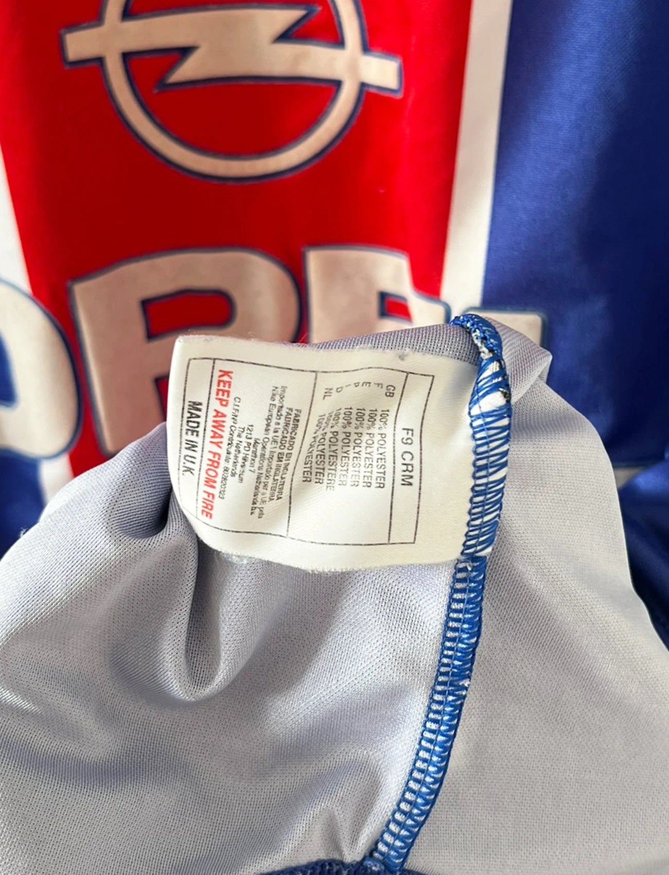 Maillot de foot vintage domicile du PSG 1999/2000. On peut retrouver l'équipementier Nike et le sponsor Opel. Il s'agit d'un maillot authentique d'époque.