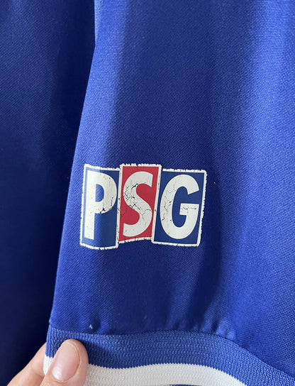 Maillot de foot vintage domicile du PSG 1999/2000. On peut retrouver l'équipementier Nike et le sponsor Opel. Il s'agit d'un maillot authentique d'époque.