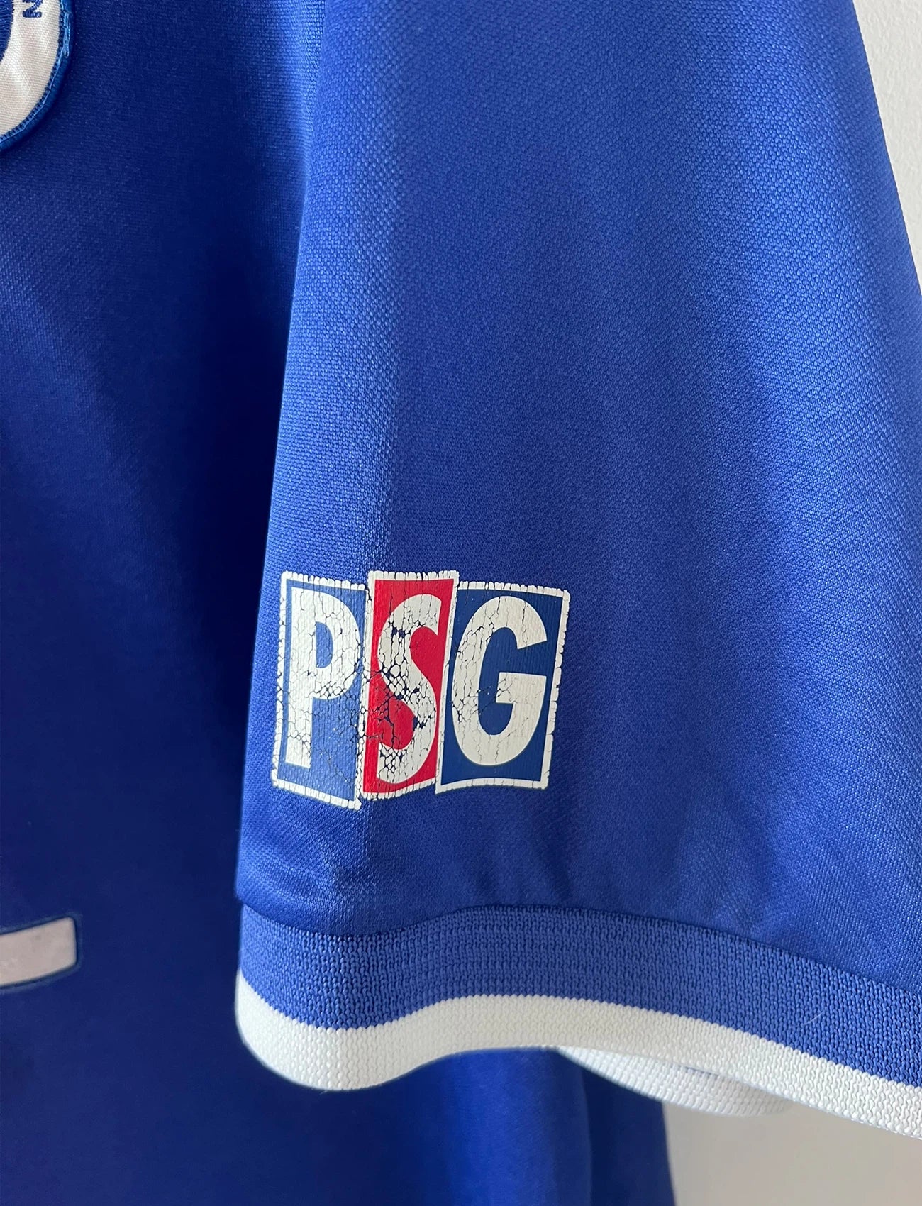 Maillot de foot vintage domicile du PSG 1999/2000. On peut retrouver l'équipementier Nike et le sponsor Opel. Il s'agit d'un maillot authentique d'époque.