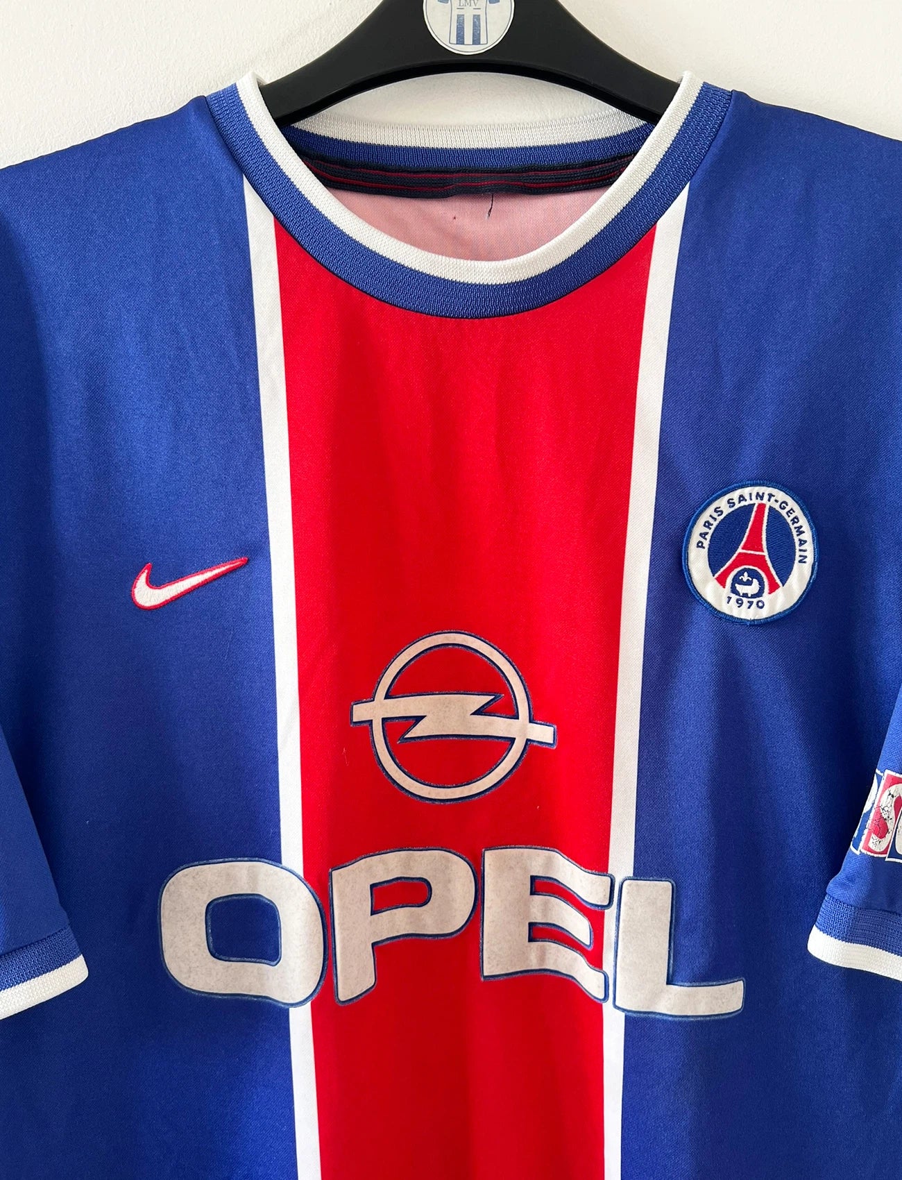Maillot de foot vintage domicile du PSG 1999/2000. On peut retrouver l'équipementier Nike et le sponsor Opel. Il s'agit d'un maillot authentique d'époque.