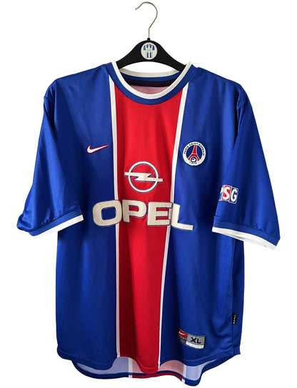 Maillot de foot vintage domicile du PSG 1999/2000. On peut retrouver l'équipementier Nike et le sponsor Opel. Il s'agit d'un maillot authentique d'époque.